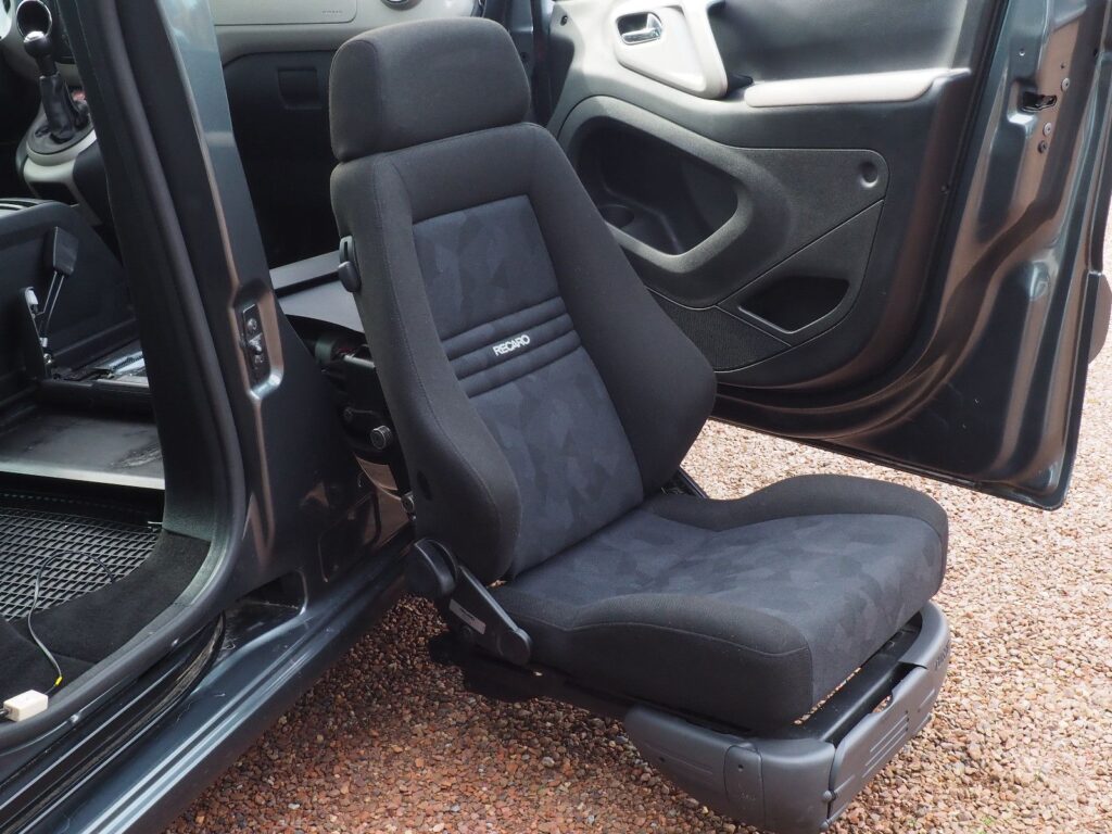 Peugeot Partner Tepee behindertengerecht Schwenksitz